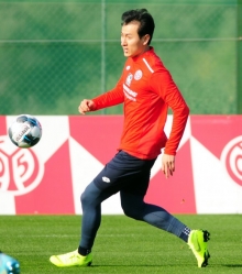 Ein gutes Gefühl: Dong-won Ji ist wieder voll drin im Mannschaftstraining.