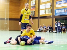 Stefan Corazolla und Martin Schieke (hinten) setzten im jüngsten Gastspiel der HSG Rhein-Nahe in der Waldsporthalle Eike Rigterink zu. Mit 24:21 behielten die Sportfreunde seinerzeit die Oberhand.