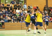 Gut besucht war die Waldsporthalle diesmal, die Budenheimer nahmen den Nachbarschaftsvergleich mit der HSG wohl doch als Derby wahr. Arne Teschner bekommt den kämpferischen Einsatz  der Gäste zu spüren und rund 300 Fans schauen zu.