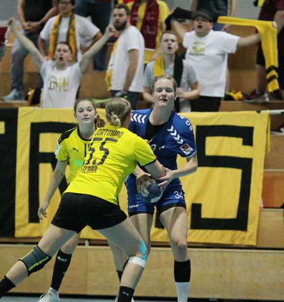 Beim Gastspiel in Bretzenheim, das mit 30:30 endete, hatte Borussia Dortmund II einen kleinen Fanblock im Rücken. Für Lena Kahnert (r.) und die SG wird es am Samstag beim BVB mit und ohne Anhänger schwer werden, wenigstens ein Unentschieden zu wiederholen.