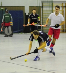 In zwei Spielen entscheidet sich an diesem Wochenende, ob der TSV Schott ((vorne: Simon Jacob) oder der HLC RW München in der kommenden Hallensaison in der 1. Regionalliga spielen darf.