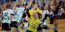 Zwar sind Vanessa Weber (vorne) und Michelle Chwalek hier schwer unter Attacke der Aldekerker Defensive geraten, aber mit der kamen die Bretzenheimer Drittligahandballerinnen im Heimspiel gegen den damaligen Tabellenführer vom Niederrhein ganz gut zurecht. Gelingt dies auch am Sonntag in Aldekerk wieder, wäre die SG TSG/DJK dem Titelgewinn einen ganzen Schritt näher.