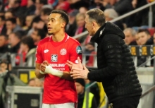 Die eindringliche persönliche Ansprache, wie sie Cheftrainer hier mit Robin Quaison praktiziert, wird es in den kommenden Wochen beim FSV Mainz 05 nicht geben.