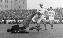 Werner Sommer (rechts) und der vor 96 Jahren geborene Fritz Kleemann beobachten die Kollision des Lauterer Weltmeisters Fritz Walter mit 05-Torwart Otto Schedler und Franz Mattes.