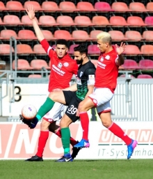 Im Trikot von Preußen Münster kehrte Adriano Grimaldi (hier zwischen Leon Balogun und Heinz Mörschel) 2016 und 2017 zu Drittligaspielen an den Bruchweg zurück.