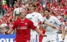 Beim ersten Mainzer Bundesligasieg, einem 2:1 gegen den HSV, stand Claudius Weber (l., gegen Stephan Kling, hinten Bastian Reinhardt) in der Mainzer Anfangsformation.