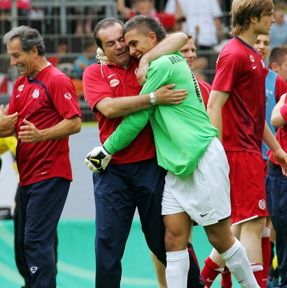 NLZ-Leiter Volker Kersting herzt U-19-Torwart Volkan Tekin nach dem Gewinn der Deutschen Meisterschaft.