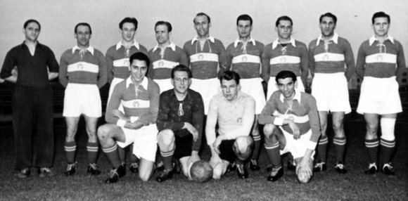 Mainz 05 im Jubiläumsjahr 1955. Vorne rechts hat sich der zwei Meter lange Hans Nebelung zusammengefaltet. 