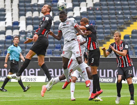 Moussa Niakhaté war nicht nur wegen seines Kopfballtors zum 1:0 eine der prägenden Figuren des Rhein-Main-Duells.