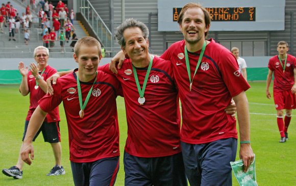 Der dienstälteste Trainer des FSV Mainz 05: Stanko Sremac (M.), hier nach dem Gewinn des Deutschen Meistertitels mit der U19.