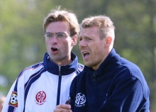 Jungtrainer Jürgen Klopp mit Stürmer Sven Demandt, den er gleich einwechseln wird, am 8. April 2001 beim 1:0 gegen RW Oberhausen. Torschütze war Michael Thurk in der 90. Minute.