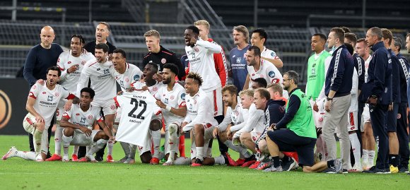 Einer für alle, alle für einen: Nach dem Sieg in Dortmund grüßten die 05er den verletzten Taiwo Awoniyi...