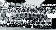 Die Mainzer 1988 vor dem bedeutungslosen letzten Aufstiegsrundenspiel in Aschaffenburg, hinten von links: Trainer Horst-Dieter Strich, Betreuer Rocky Mayer, André Häuser, Norbert Hönnscheidt, Erik Kunz, Bernd Münch, Bernd Wilhelm, Patrick Mohr, Frank Haun, Michael Schuhmacher, Teamchef Jürgen Gabriel, Präsident Bodo Hertlein. Vorne Masseur Hess, Michael Schmitt, Hendrik Weiß, Micky Becker, Charly Mähn, Manfred Petz, Engin Özdemir, Stephan Kuhnert, Ernst-Ludwig Karsch, Colin Bell, Michael Müller.