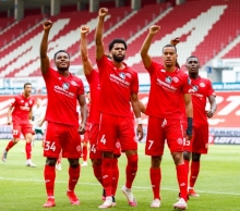 Den blacklivesmatter-Gruß zeigten Ridle Baku, Kunde, Jeremiah St. Juste, Robin Quaison und Moussa Niakhaté (v.l.) nach dem 1:0.