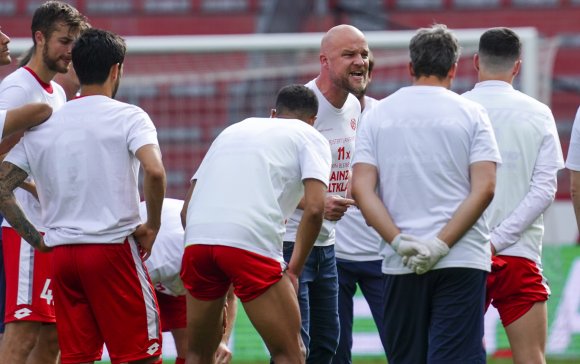 Nach dem Sieg gegen Werder Bremen brüllte Rouven Schröder im Mannschaftskreis seine Erleichterung heraus: „Wir sind in der Bundesliga. Weil wir gut sind. Ich bin stolz auf euch.“ 