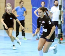 Josefine Schneiders (r.) hat das Trikot ihres vorigen Vereins Bayer Leverkusen zwar noch nicht abgelegt, aber seit im Vorjahr Trainer Martin Schwarzwald einige Zeit im 05-Trikot in der Halle stand, schaut man in Bretzenheim über so etwas gelassen hinweg.