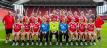 Zweites Jahr Erste Liga: Der Kader des FSV Mainz 05 für die Saison 2020/21 besteht aus 15 Feldspielerinnen und drei Torfrauen. Hintere Reihe v.l.: Abteilungsleiter Karl-Heinz Elsäßer, Torwarttrainer Martin Malik, Amelie Gilanyi, Anika Hampel, Elisa Burkholder, Tina Kolundzic, Nives Klobucar, Sophie Hartstock, Carina Gangel, Julie Jacobs, Leah Schulze, Trainer Florian Bauer, Managerin Eva Federhenn. Vorne (v.l.): , Aleksandra Dorsz, Sophia Michailidis, Denise Großheim, Kristin Schäfer, Nina Kolundzic, Ellen Janssen, Natalie Adeberg, Stefanie Güter, Franziska Fischer. 