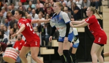 Elisa Burkholder (l.) und Franziska Fischer (r.) absolvierten mit dem FSV Mainz 05 gegen den Thüringer HC (Mitte: Meike Schmelzer) das erste Bundesligaspiel in der Geschichte der Handballerinnen. Sportlich war es eine einseitige Angelegenheit, das steht auch beim zweiten Gastspiel des Ex-Meisters zu befürchten. 