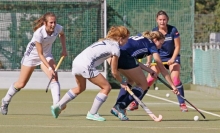 Gegen Blau-Weiß Berlin gelang dem TSV Schott (am Ball Johanna Sommerkorn, hinten Franziska Bannwart) vor ziemlich genau einem Jahr der erste Zweitliga-Heimsieg. 