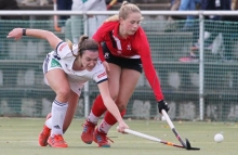 Stürmerin Fabienne Werner (l.) ist der Weg zum Ball durch die Mannheimerin Amelie Pittack versperrt. Nur selten gelang es der Mainzer Offensive, sich die Wege in den gegnerischen Schusskreis zu eröffnen. 