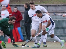 Spielertrainer Ranjeev Deol (r., dahinter Torschütze Dennis Hoeter) ist zwar der mit Abstand älteste Akteur im TSV-Kader, hat aber immer noch eine hohe Handlungsschnelle und hält auch das Spieltempo locker mit.