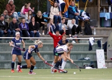 Beim ersten Aufsteigerduell des TSV Schott (weißes Trikot: Johanna Sommerkorn) mit der HG Nürnberg traten beide Teams nicht gerade offensivstark auf. Torlos endete das Duell zur Unzufriedenheit beider Teams. 