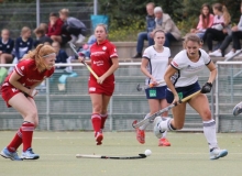 Groß weh wie in dieser Szene der Hinrundenpartie in Mainz taten sich der TSV Schott (r. Larissa Dolezilek) und der Nürnberger HTC beim Wiedersehen in Franken nicht. Das 0:0 beim Tabellendritten wertet Trainer Kristian Martens als Nullnummer der besseren Sorte.