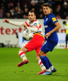 Als der FSV Mainz 05 (l. Levin Öztunali) und der FC Schalke 04 (r. Alessandro Schöpf) zuletzt aufeinandertrafen, trugen die Mainzer zwar das Fastnachtstrikot, viel zu lachen aber hatten beide Mannschaften nichts. Inzwischen ist es noch weniger geworden.