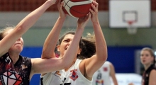 Alexandra Berry (r., hier im Spiel gegen die Falcons Bad Homburg) war in Speyer beste Mainzer Rebounderin und hielt TSV-Centerin Madison Wolf bei sieben Punkten.