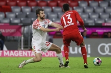 Gegen den FC Bayern kamen die 05er (hier: Alexander Hack) nach 50 beeindruckenden Minuten nicht mehr so recht hinterher. Gegen Eintracht Frankfurt müssen sie 90 Minuten lang dranbleiben.