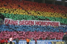 Die weltweit größte Choreo gegen Homophobie stellten 05-Fans 2012 zum fünfjährigen Bestehen der „Meenzelmänner“ auf die Beine..