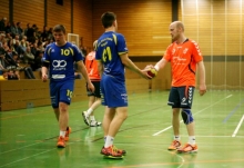 Dieses Bild von Max Grethens (l.) Gastspiel mit der HSG Rhein-Nahe Bingen in der Waldsporthalle ist schon einige Jahre alt, wie man am Trikot tragenden heutigen SFB-Trainer Volker Schuster (r.) erkennt. Nach 25 Jahren bei der HSG wechselt Grethen zu den Sportfreunden.