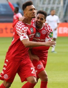 Mit Karim Onisiwo demonstrierte Phillipp Mwene in Mönchengladbach die beiden derzeitigen Gesichter des FSV Mainz 05: Entschlossenheit und große Freude.