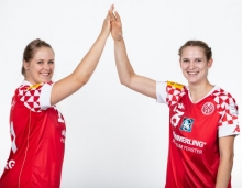 Positionskonkurrentinnen, die einander alles gönnen: Natalie Adeberg (l.) und Julie Jacobs bleiben dem FSV Mainz 05 erhalten.