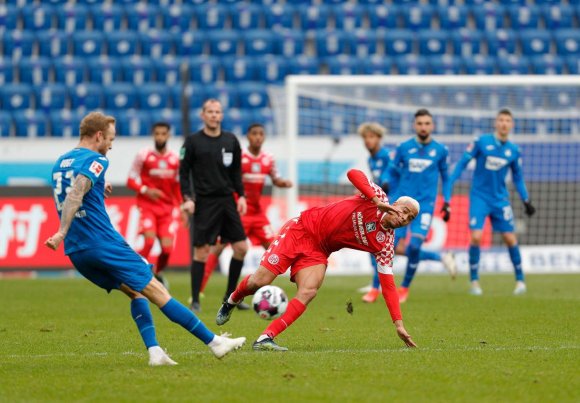 Von der 84. Minute an ging es für die 05er nur noch darum, den Sieg zu verteidigen. Auch Stürmer Robin Quaison warf sich in die Hoffenheimer Schüsse.