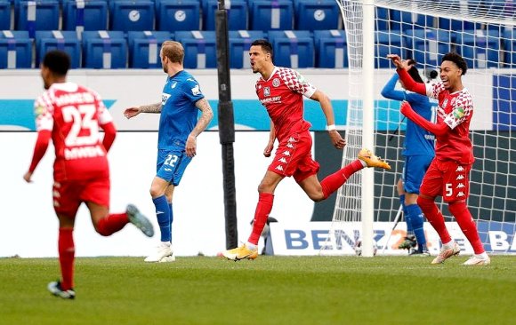 So früh haben die 05er schon lange nicht mehr gejubelt: Robert-Nesta Glatzel traf in Hoffenheim (M.) nach 27 Sekunden.