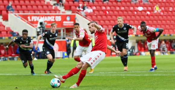 Der passt: Daniel Brosinski verwandelte den 31. Mainzer Bundesligaelfmeter hintereinander zum 1:0 gegen Arminia Bielefeld.