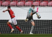 Manuel Neuer tritt ein Luftloch, Robin Quaison dreht jubelnd ab: Soeben hat der Schwede das 2:0 erzielt...