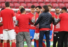 Applaus für den scheidenden Kapitän: Mitspieler, Trainer und Verantwortliche standen am Sonntag Spalier für Danny Latza.