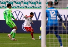 Bekam mit der Einwechslung in Wolfsburg quasi noch ein Abschiedsspiel: Phillipp Mwene (M.).