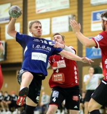 Vollkontakt ist im Amateursport auch nach den jüngsten Lockerungen in den Corona-Verordnungen nicht vorgesehen. Finnian Lutze (l.) muss daher wohl noch eine Weile warten, ehe er mit den Sportfreunden zu Werke gehen könnte, es sei denn das Innenministerium erteilt eine Sondergenehmigung für die Drittliga-Aufstiegsrunde.