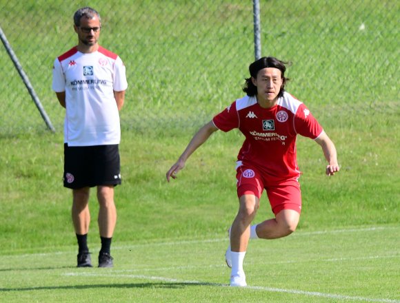 Jae-sung Lee trainiert noch individuell (hier mit Athletikcoach Sven Herzog), ist am Sonntag aber auch ins Mannschaftstraining eingestiegen.