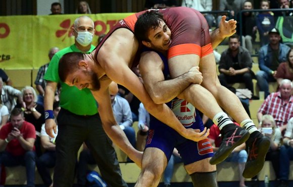 Ausgekontert: Plötzlich fand sich Robin Ferdinand auf den Schultern des kopfkleineren Taimuraz Friev wieder. Dieses Duell, das der Nackenheimer mit 1:7 verlor, gehörte zu den Kippkämpfen, von denen sein Trainer Cengiz Cakici vorab gesprochen hatte.