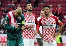 Mit langen Gesichtern standen die 05er (v.l.) Robin Zentner, Stefan Bell, Teammanager Darius Salbert und Karim Onisiwo nach dem Schlusspfiff auf dem Platz.