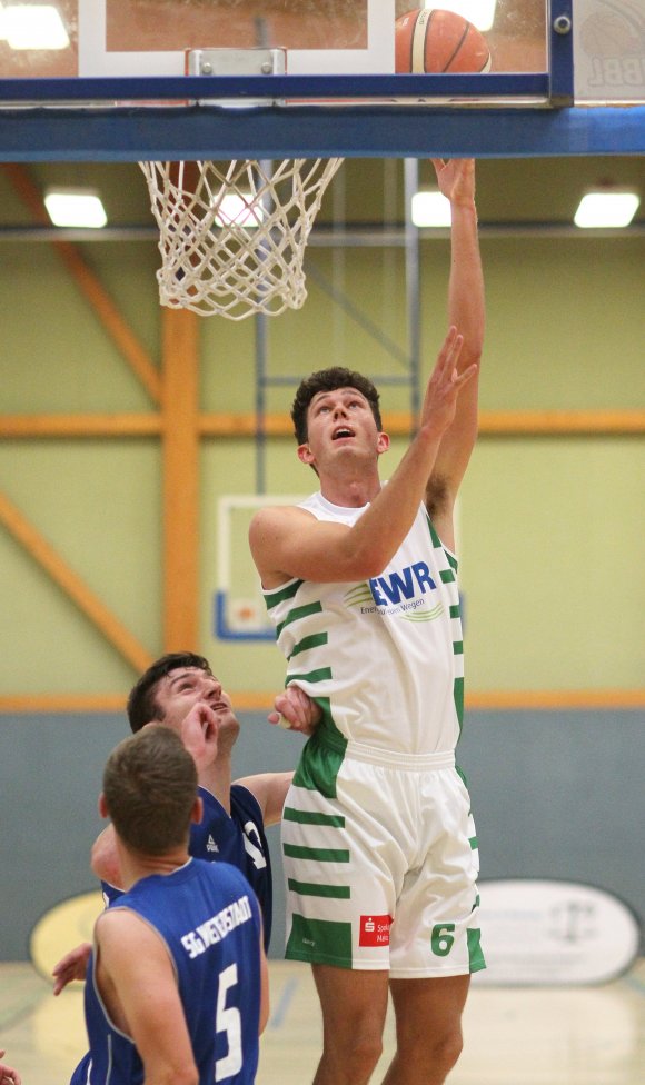 Henri Bach sorgte für Punkte nach Offensivrebounds.