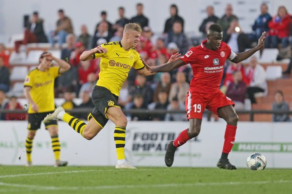 Sein erstes Spiel für den BVB bestritt Erling Haaland im Januar 2020 in Marbella gegen den FSV Mainz 05. Sein Einsatz am Samstag in ungewiss. 05-Kapitän Moussa Niakhaté hingegen dürfte wieder von Beginn an auf dem Platz stehen.