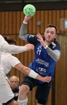 Für Timo Borsch war der Spaß in Dirmstein schnell vorbei. Beim ersten Angriff der HSG Eckbachtal erwischte er einen Gegenspieler mit dem Arm am Hals und hatte danach Feierabend.