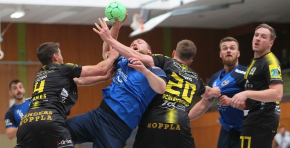 Volle Attacke gegen Lucas Jenne und ein Trikotzupfer gegen Milan Bargon: Im Nahkampf hatte es der TV Nieder-Olm gegen die Mannschaft von Tabellenführer VTV Mundenheim schwer.