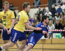 Fabian Heuckeroth (r.) entwischt hier Bastian Wendling. Der Gonsenheimer Kreisläufer kam im Stadtderby auf vier Treffer.