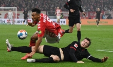 Auch in punkto Aggressivität waren die 05er (l. Karim Onisiwo) zuletzt dem 1.FC Köln unterlegen (r. Luca Kilian). Das muss am Freitag in Stuttgart anders sein.